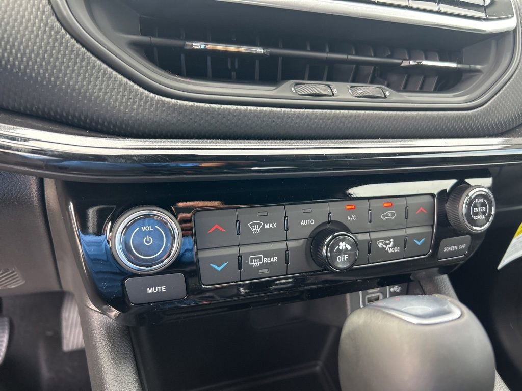 New 2025 Jeep Compass Latitude w/ Sun & Sound Group image 40