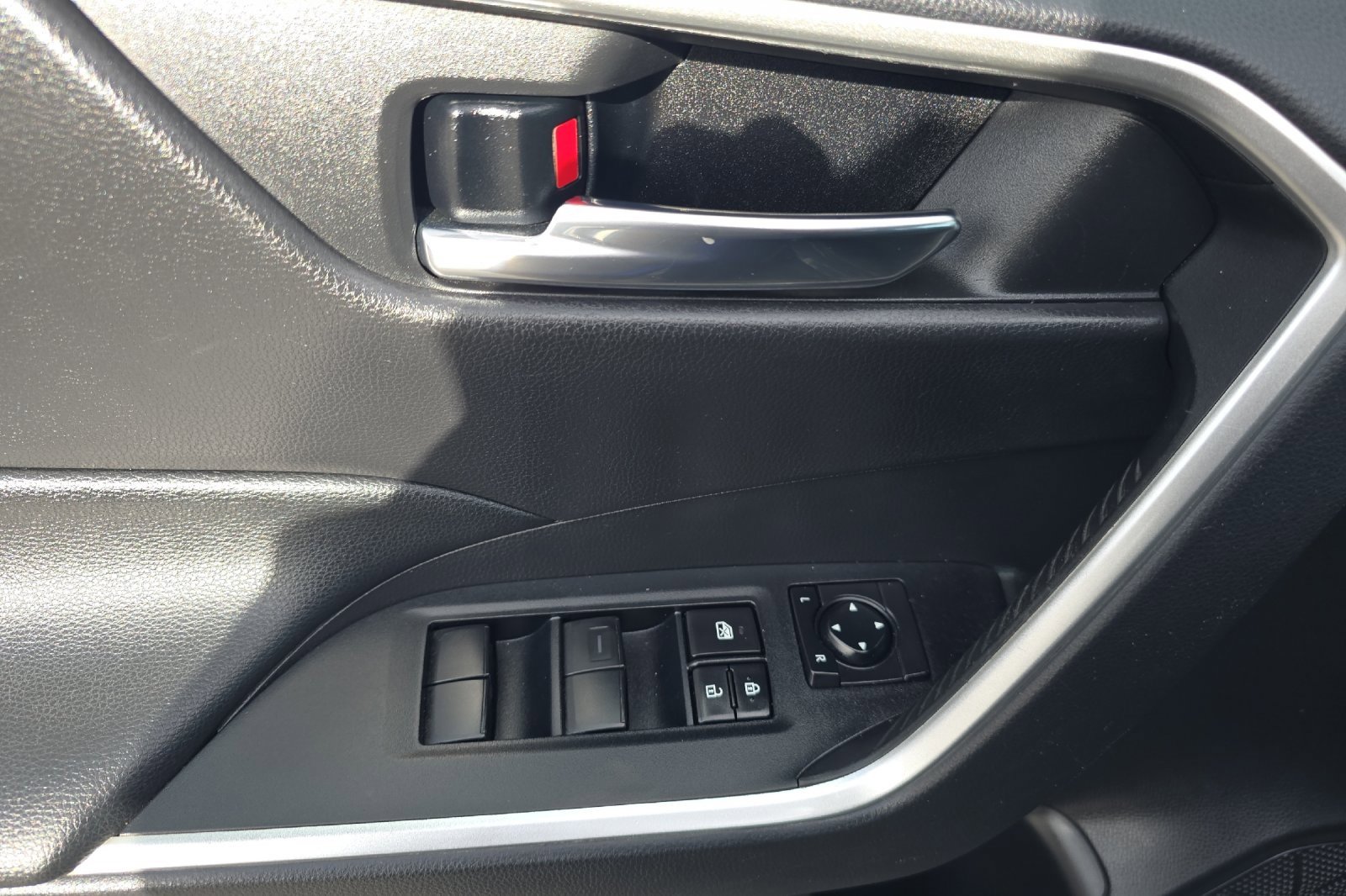 Used 2021 Toyota RAV4 XLE image 10