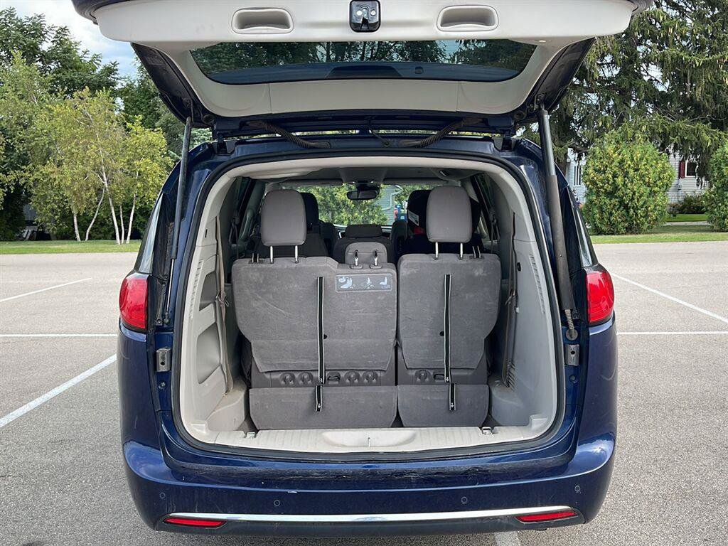 Used 2019 Chrysler Pacifica Touring Plus w/ Advanced Safetytec Group FWD image 14