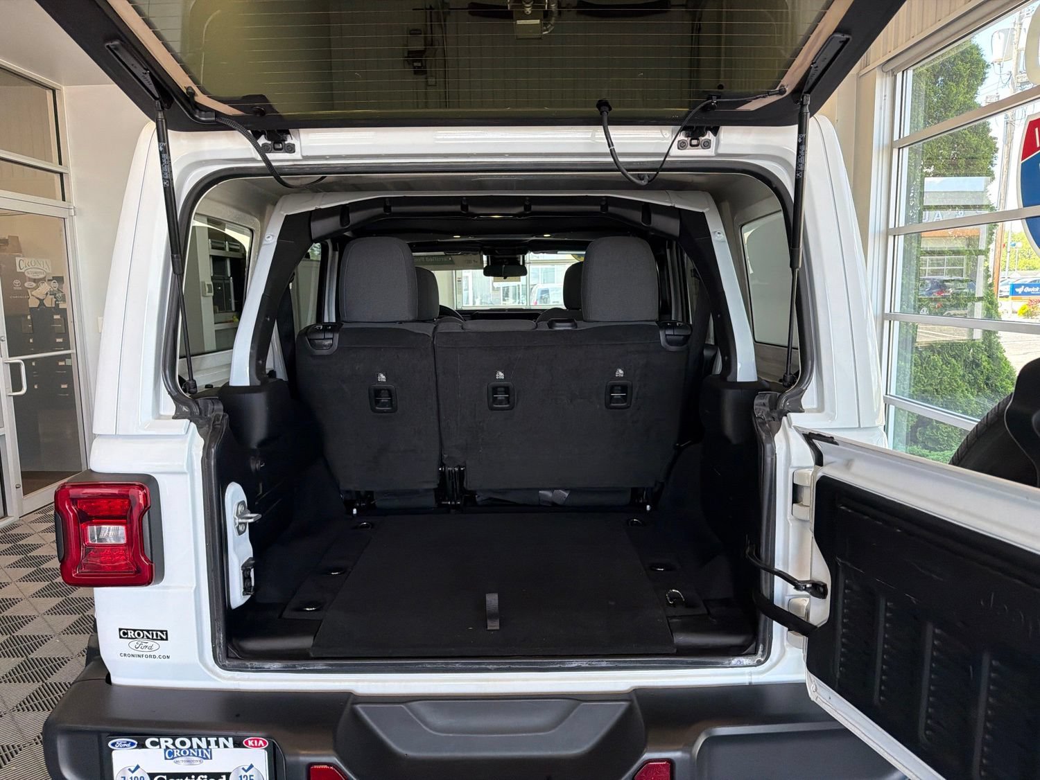 Used 2024 Jeep Wrangler Unlimited Sahara AWD/4WD image 12