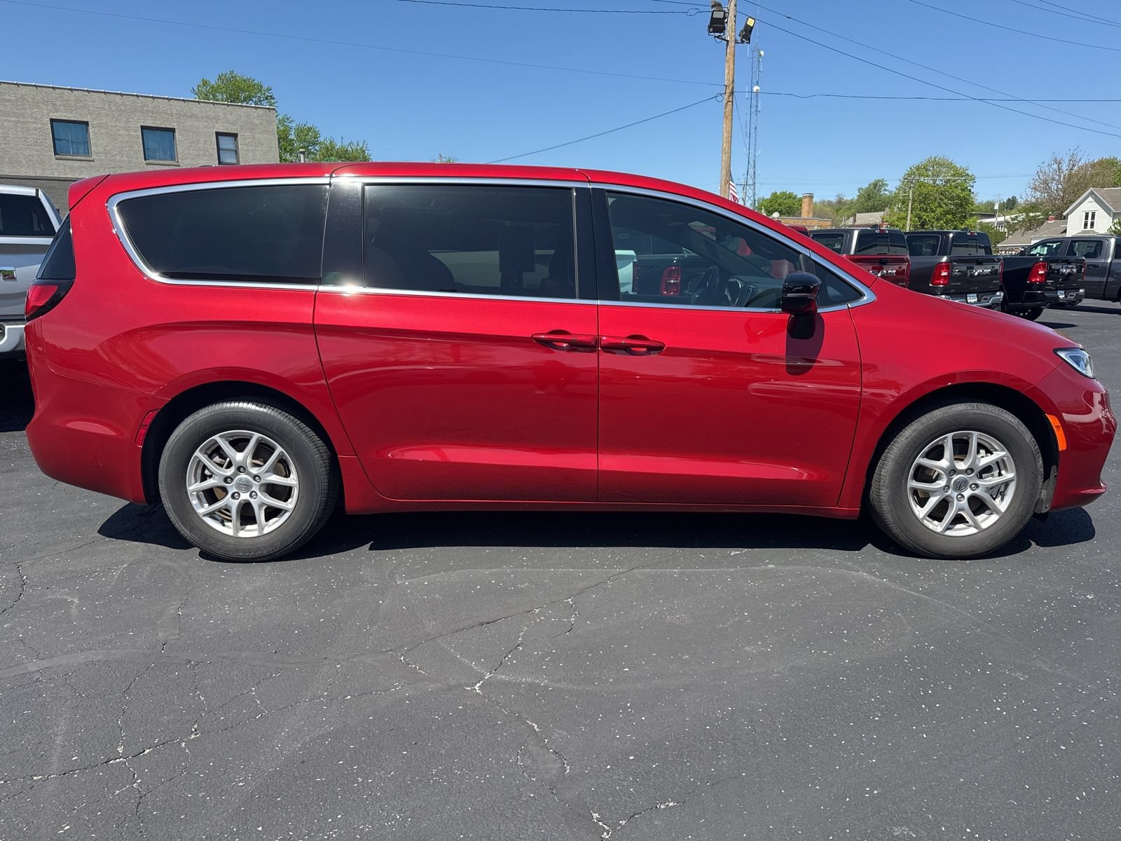 Used 2025 Chrysler Pacifica Select FWD image 8