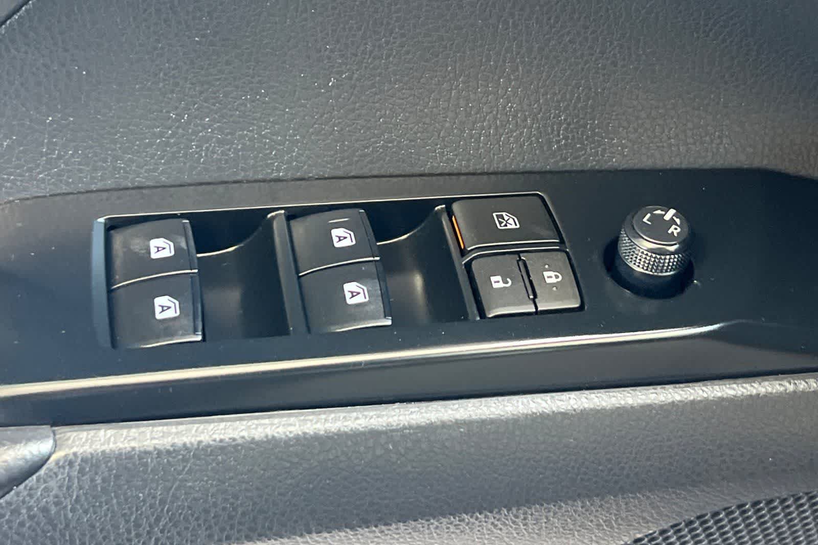 Used 2019 Toyota Camry SE FWD image 14