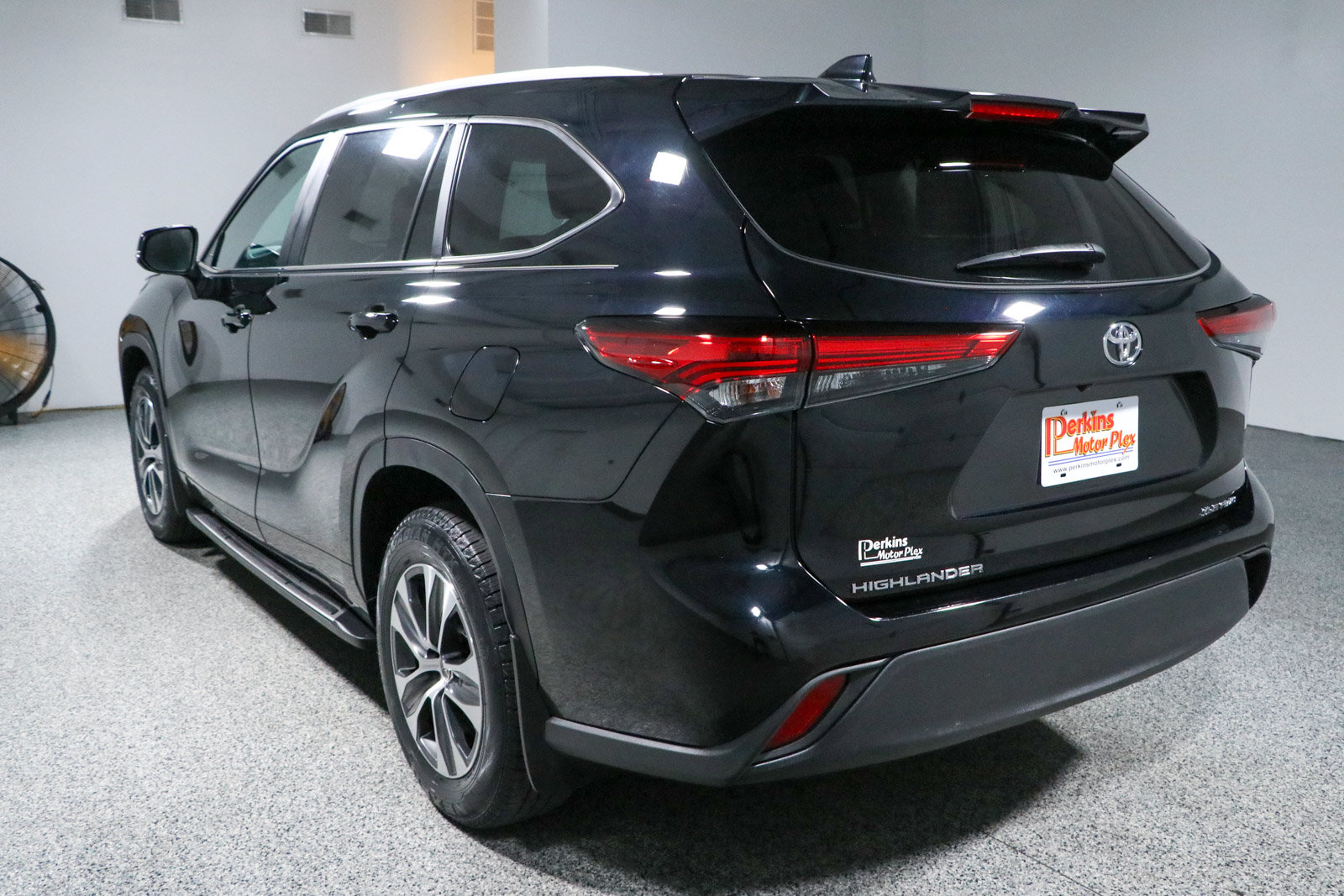 Used 2023 Toyota Highlander XLE AWD/4WD image 9