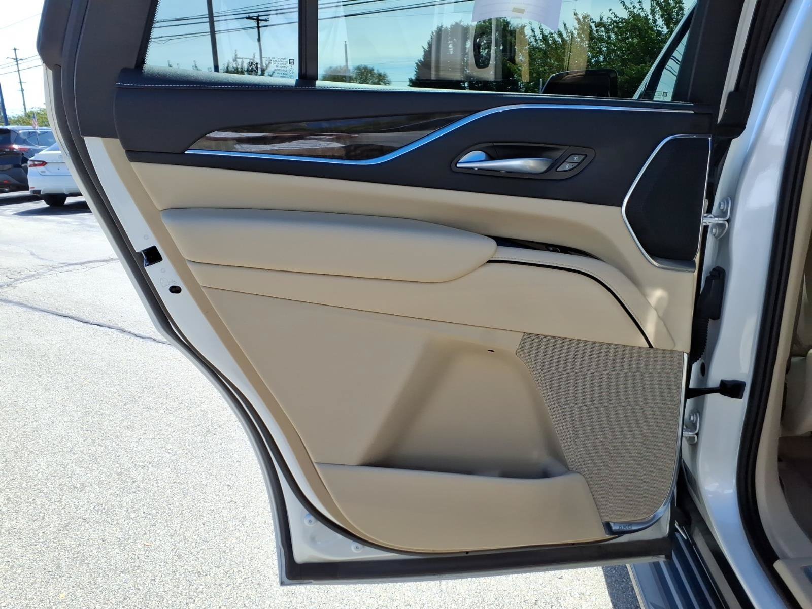 Used 2023 Cadillac Escalade Premium Luxury AWD/4WD image 28