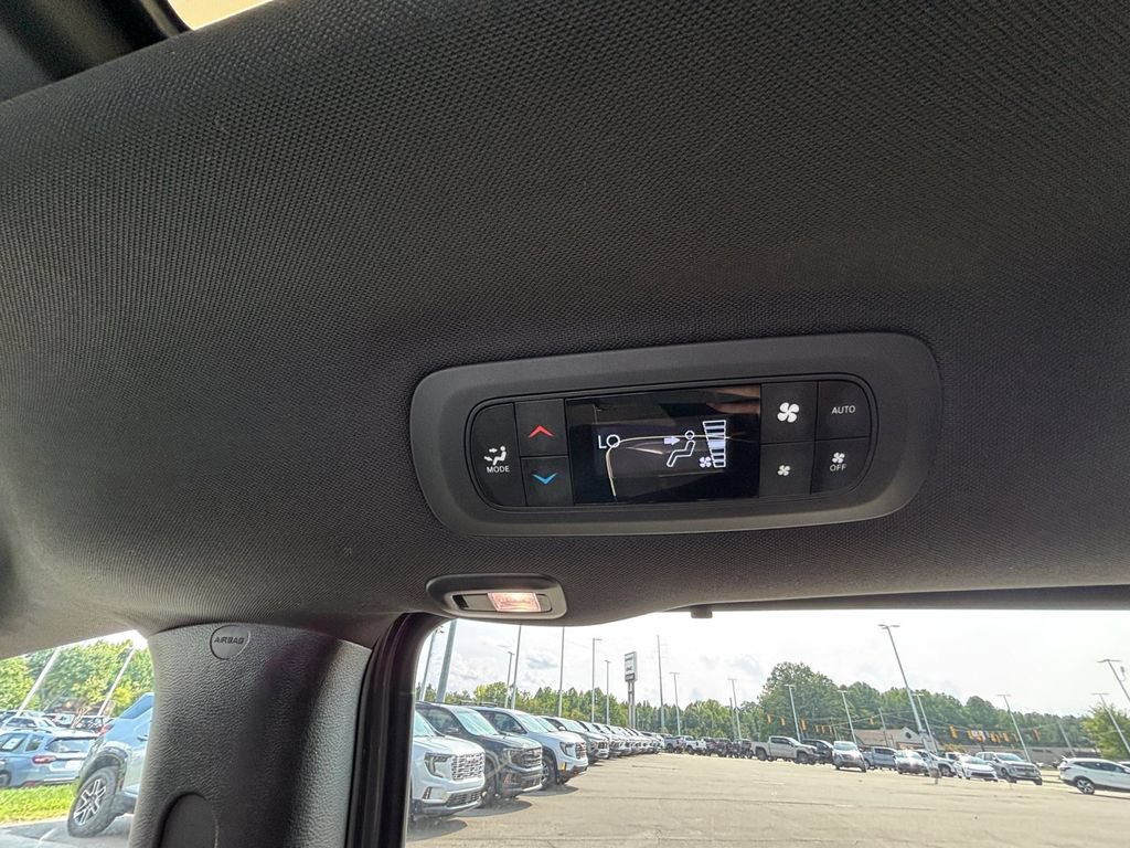 Used 2025 Chrysler Pacifica Limited FWD image 23
