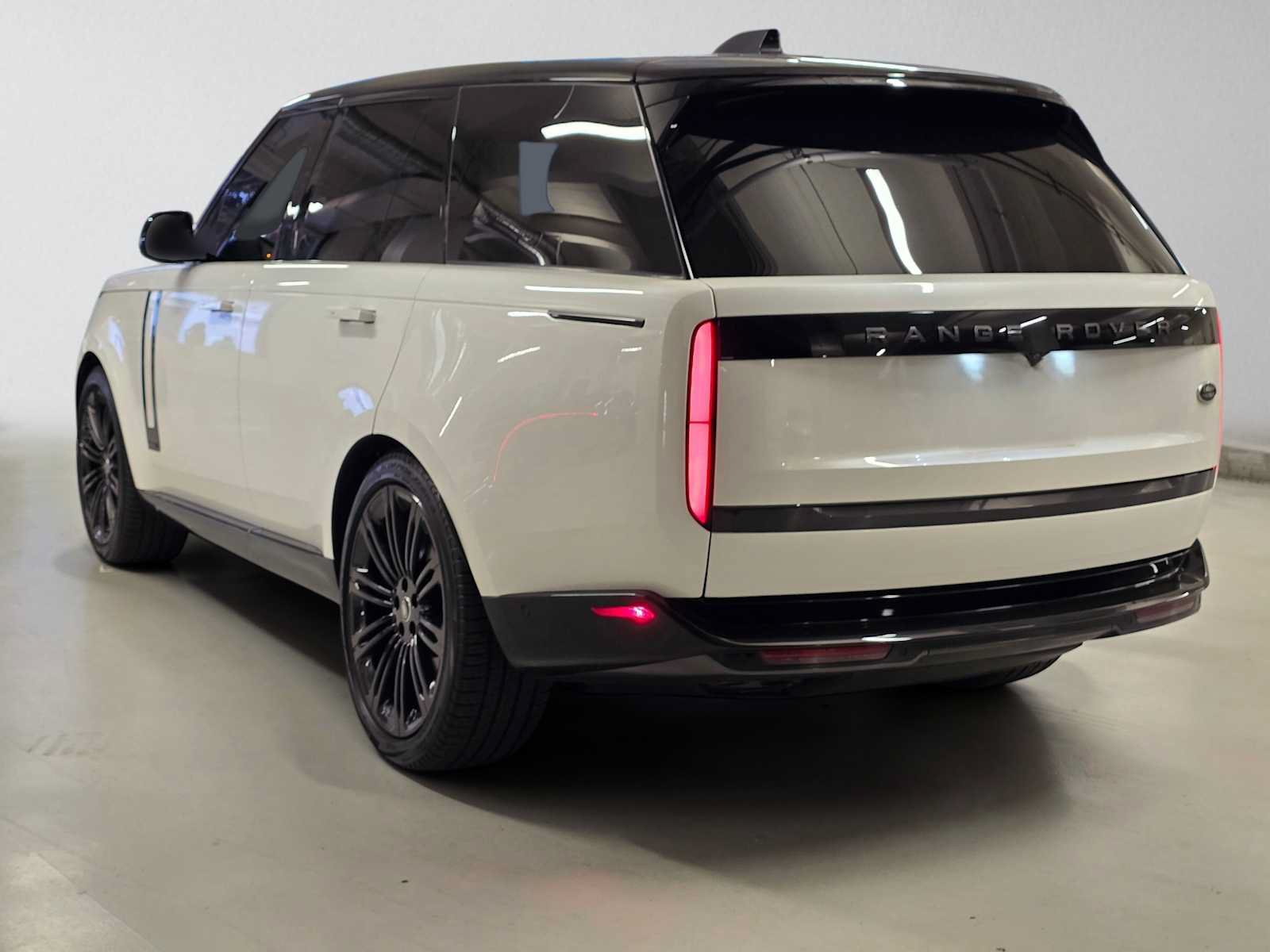 Used 2023 Land Rover Range Rover Autobiography AWD/4WD image 3