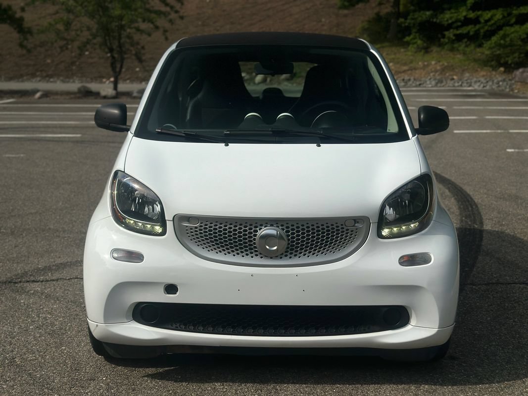 Used 2017 smart fortwo pure RWD image 2
