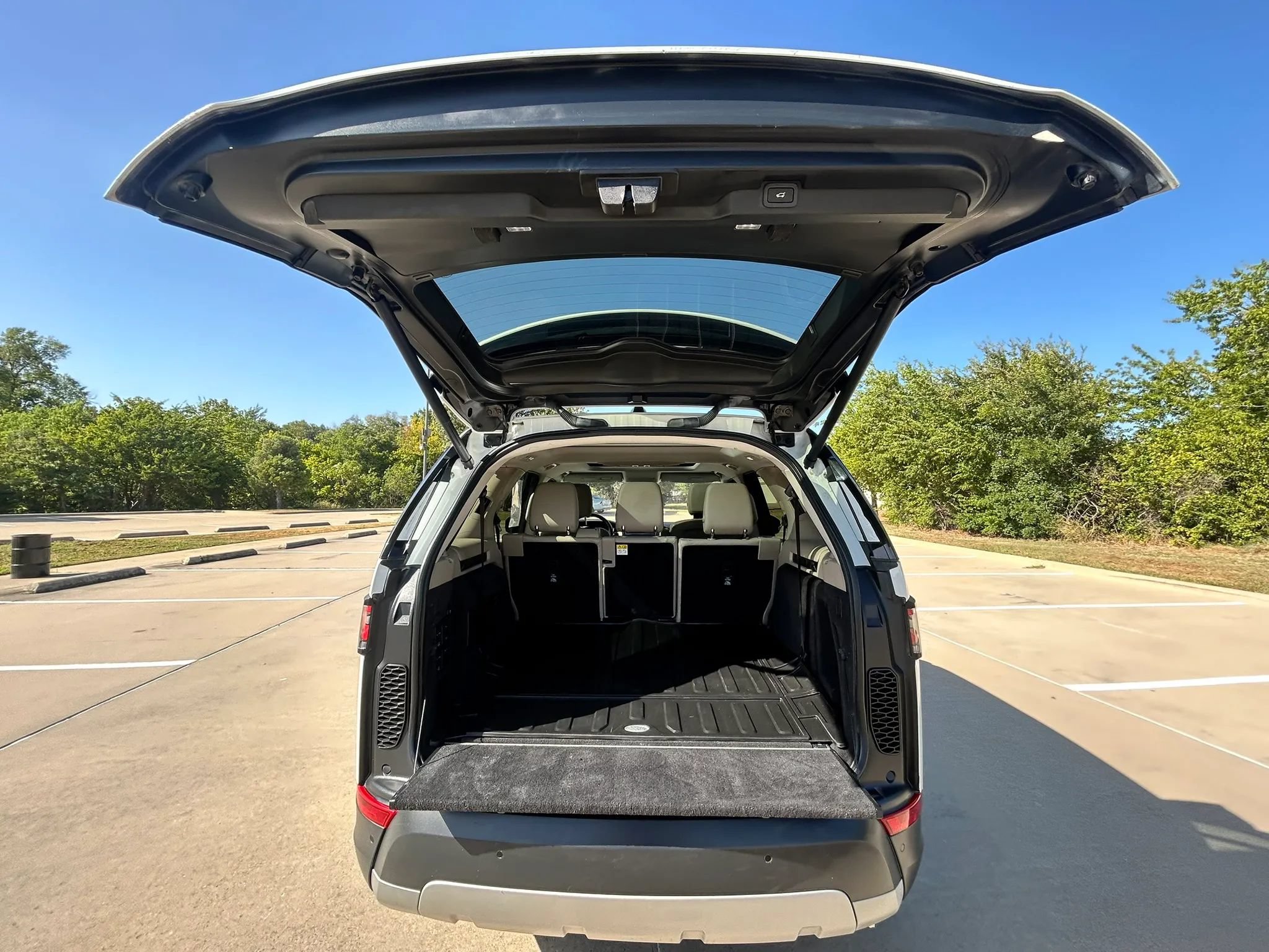 Used 2018 Land Rover Discovery HSE AWD/4WD image 32