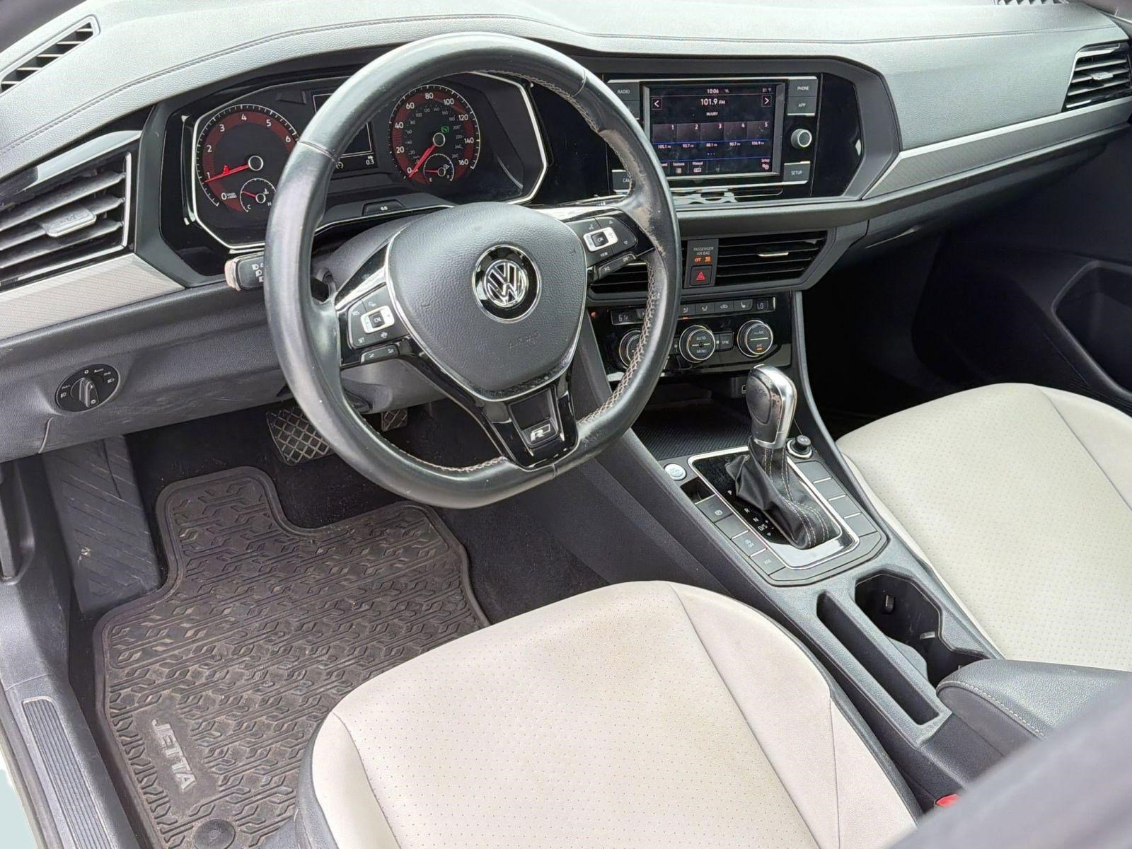 Used 2019 Volkswagen Jetta R-Line w/ R-Line Cold Weather Package FWD image 4