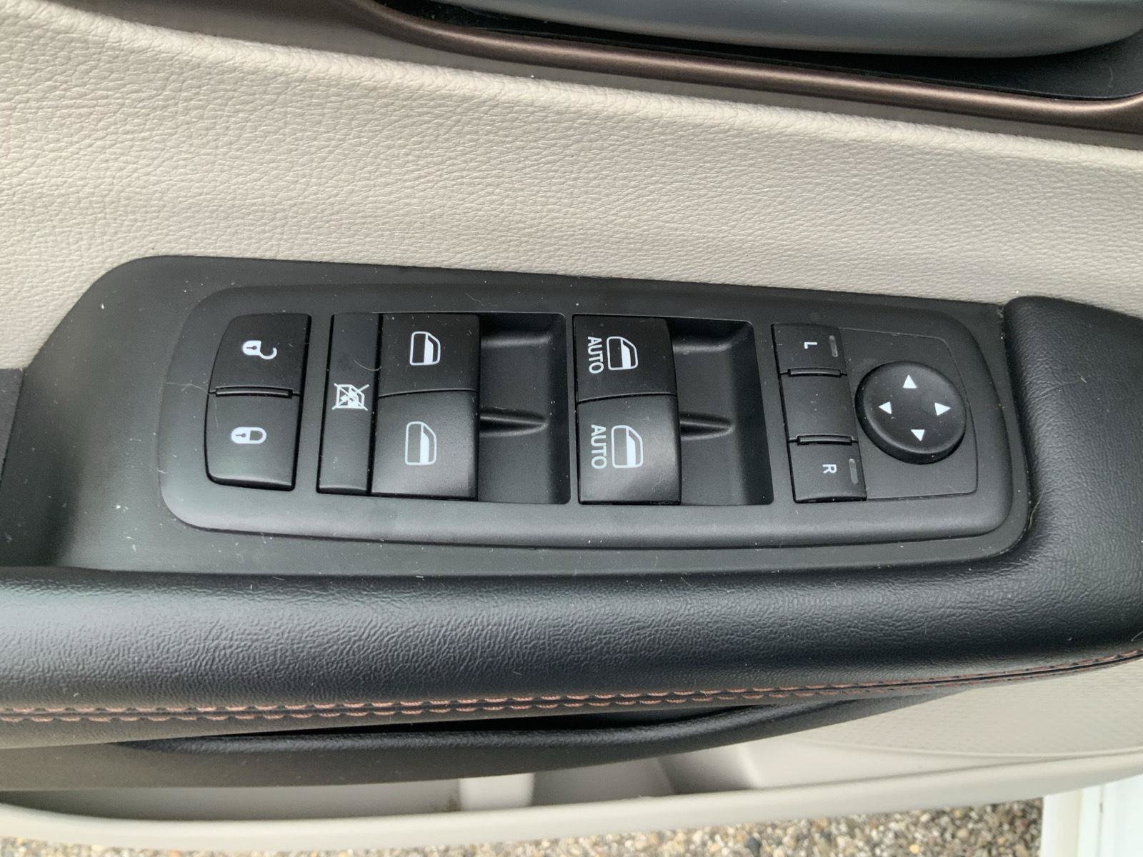 Used 2017 Chrysler Pacifica Touring-L FWD image 18