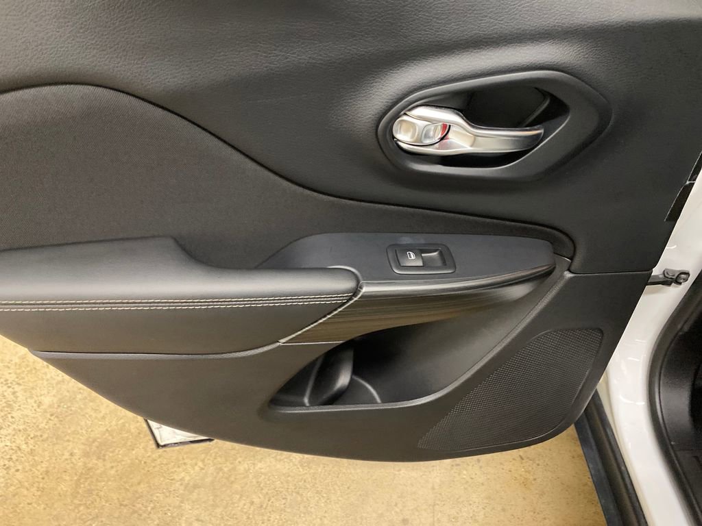 Used 2016 Jeep Cherokee Latitude AWD/4WD image 15