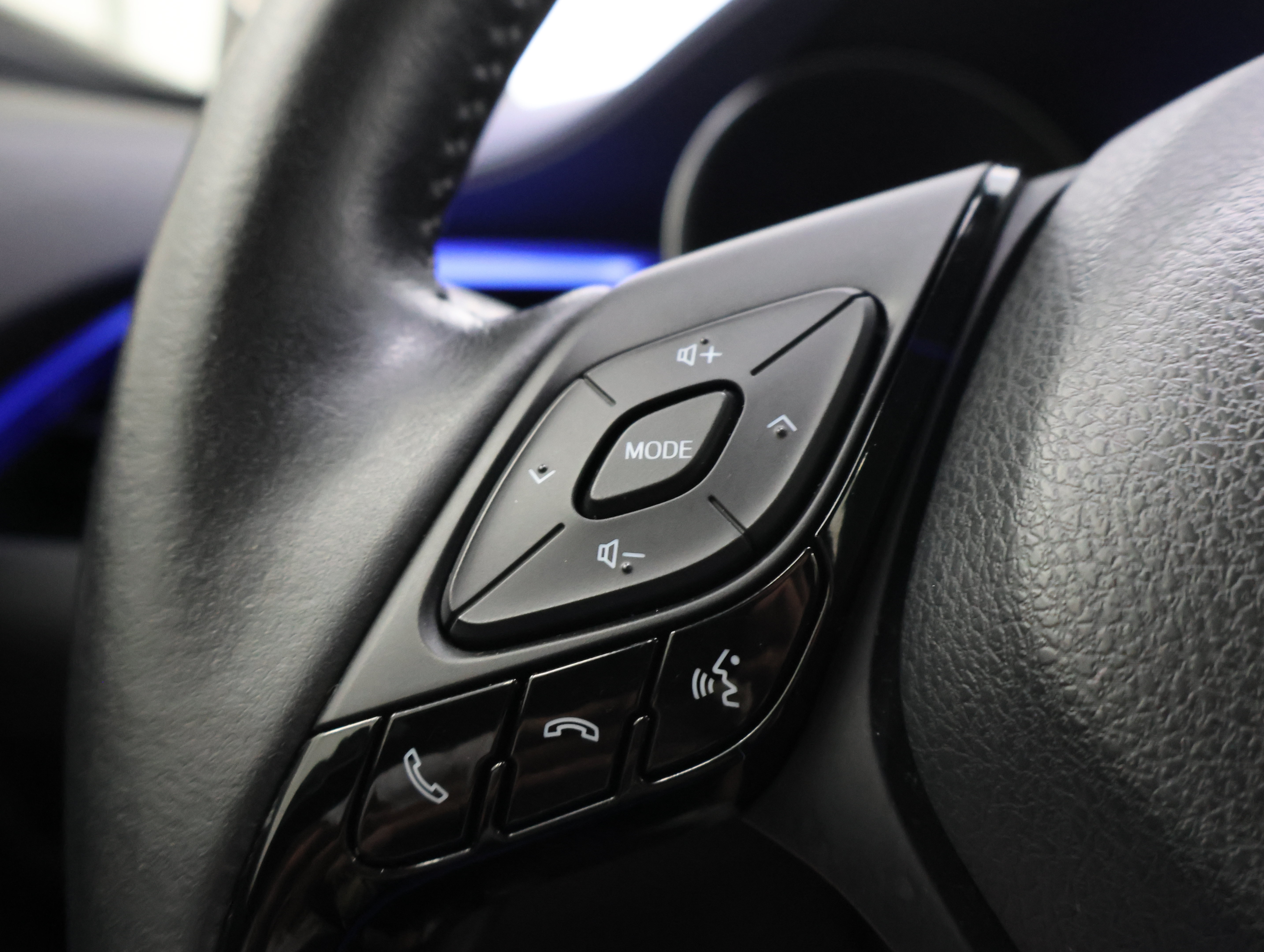Used 2020 Toyota C-HR XLE FWD image 15