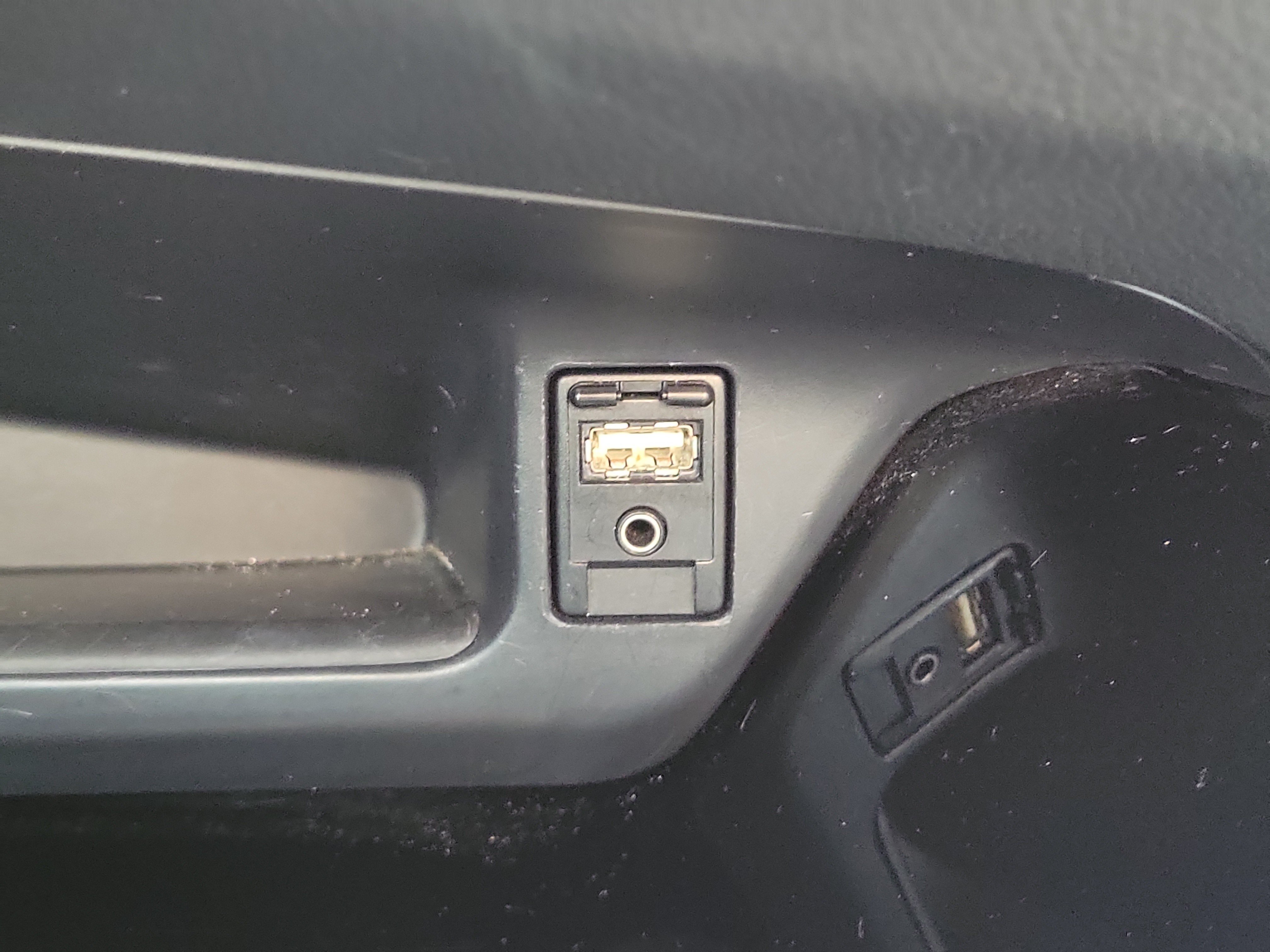 Used 2019 Toyota C-HR XLE FWD image 28