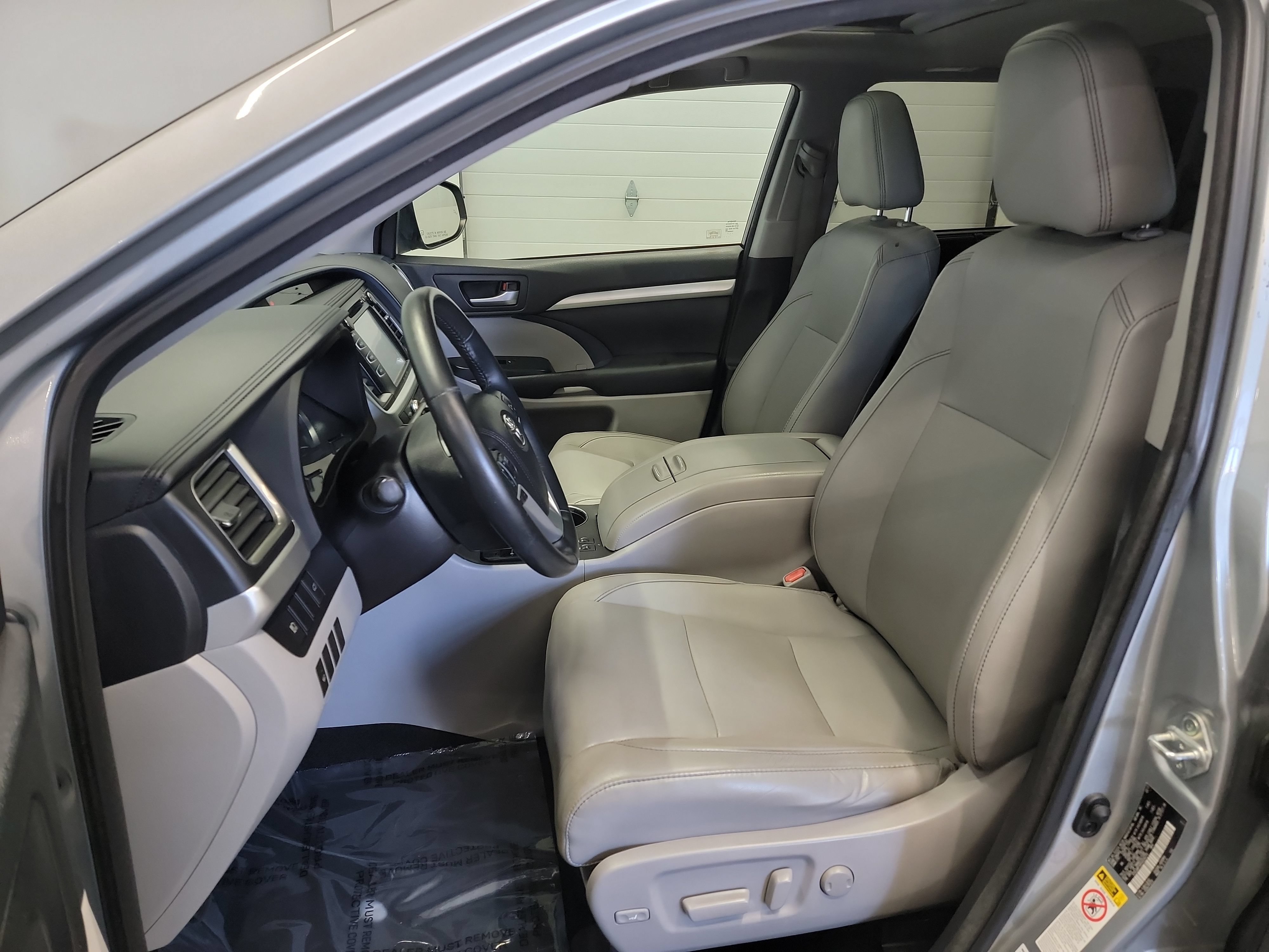 Used 2017 Toyota Highlander XLE w/ Carpet Mat Package AWD/4WD image 12