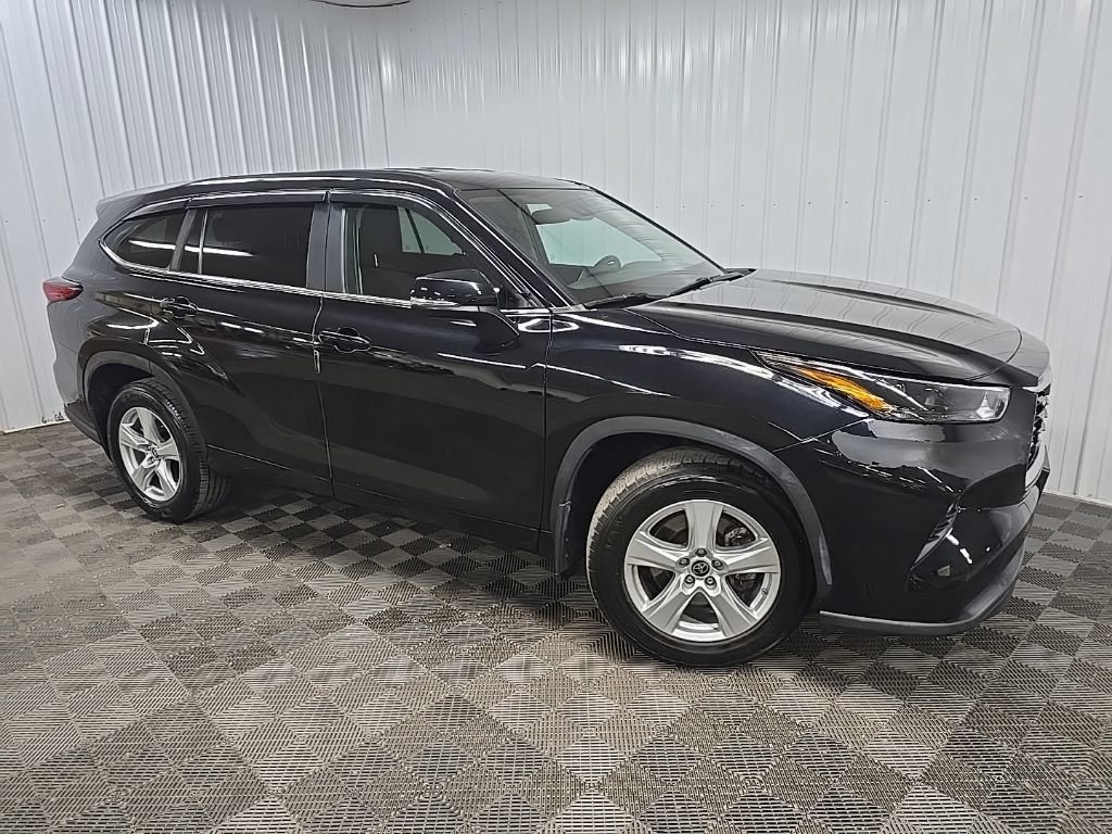 Used 2023 Toyota Highlander LE AWD/4WD image 1