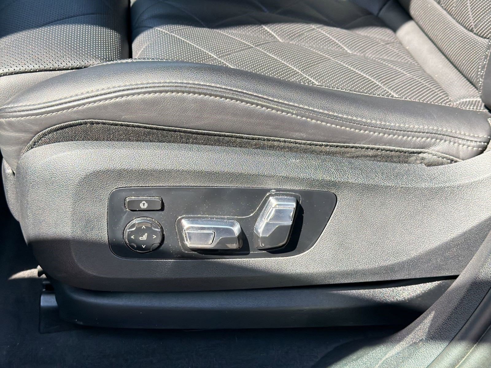 Certified 2025 BMW X6 xDrive40i image 13