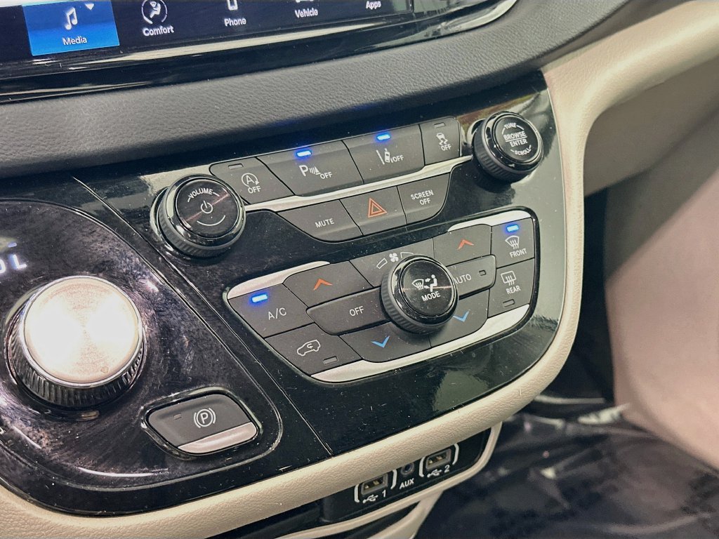 Certified 2024 Chrysler Pacifica Touring-L FWD image 24
