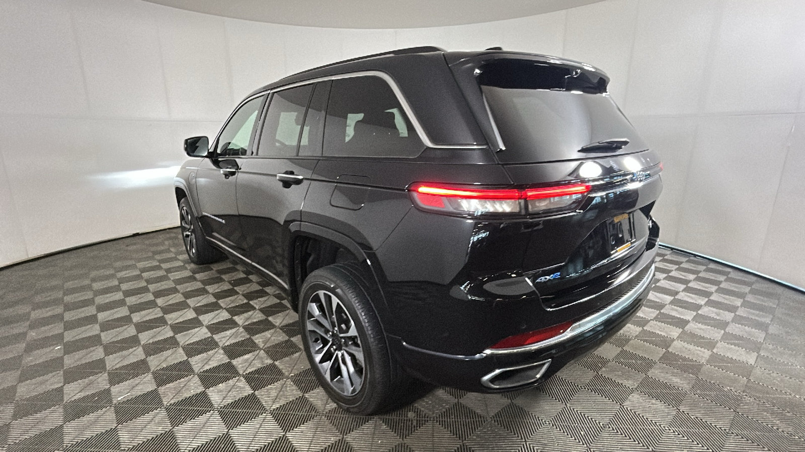 Used 2023 Jeep Grand Cherokee Overland w/ Luxury Tech Group IV AWD/4WD image 5