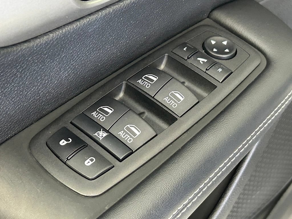 Used 2023 Chrysler Pacifica Limited w/ Uconnect Theater Family Group FWD image 37