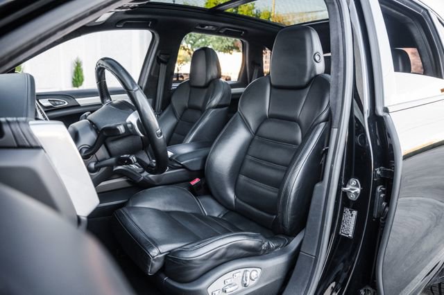 Used 2013 Porsche Cayenne Turbo image 4