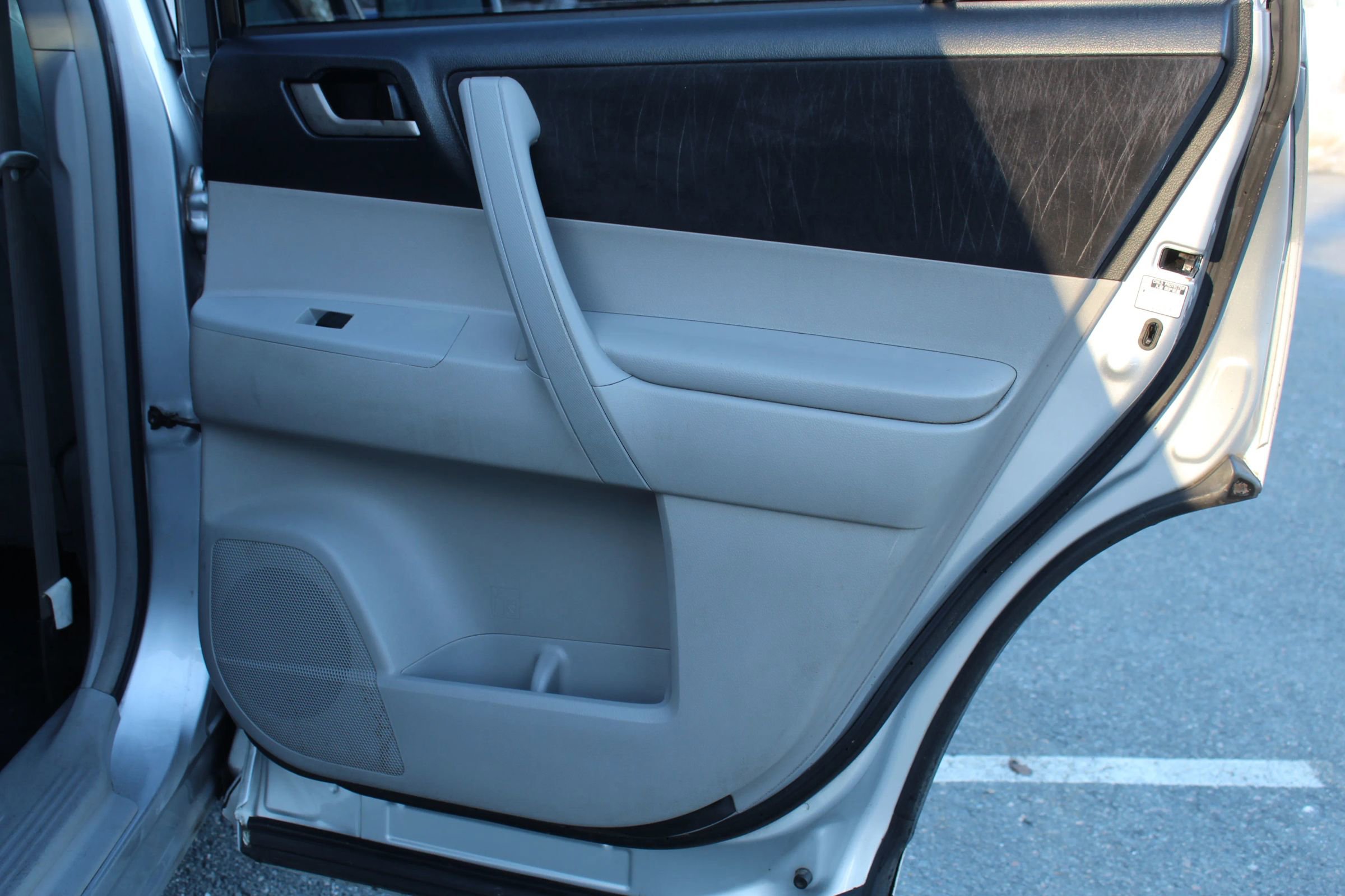 Used 2011 Toyota Highlander Hybrid w/ Cold Weather Pkg image 17