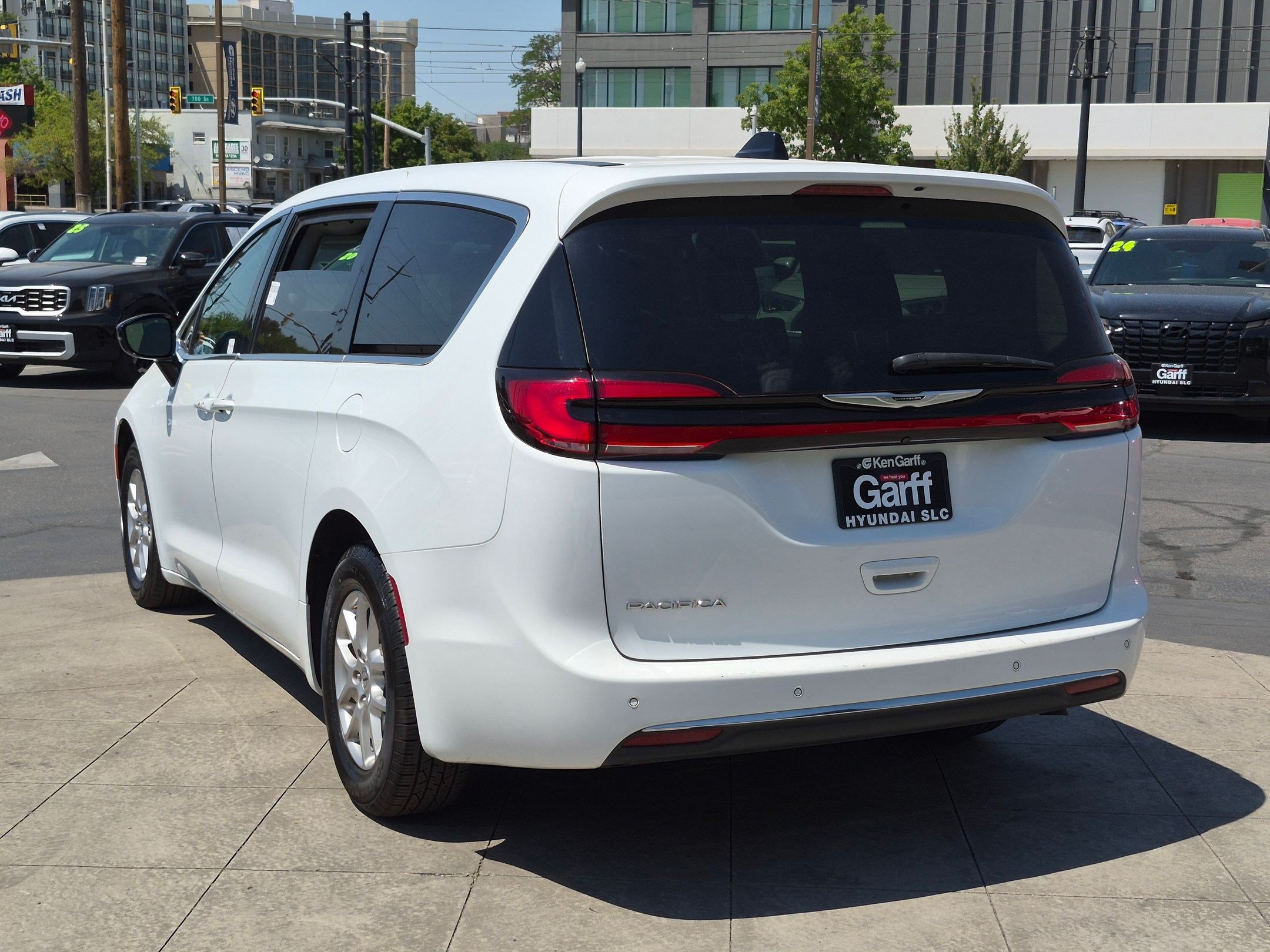 Used 2024 Chrysler Pacifica Touring-L FWD image 7