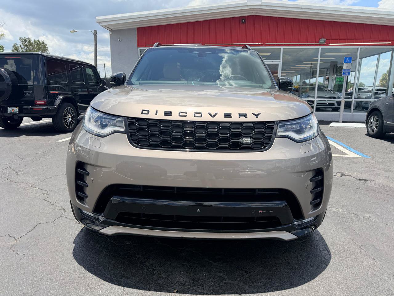 Used 2023 Land Rover Discovery HSE R-Dynamic AWD/4WD image 9