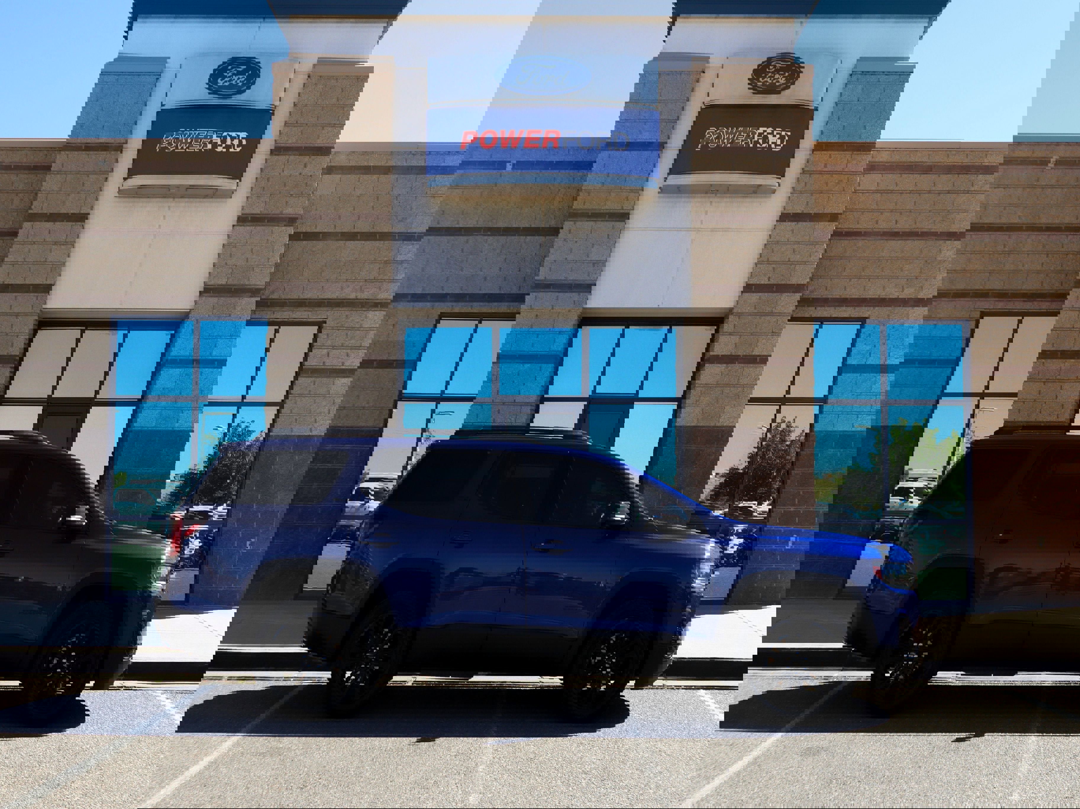 Used 2023 GMC Acadia SLE w/ Driver Convenience Package image 5