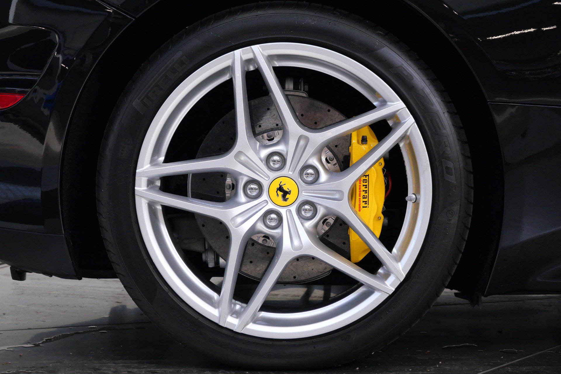 Used 2015 Ferrari California T RWD image 40