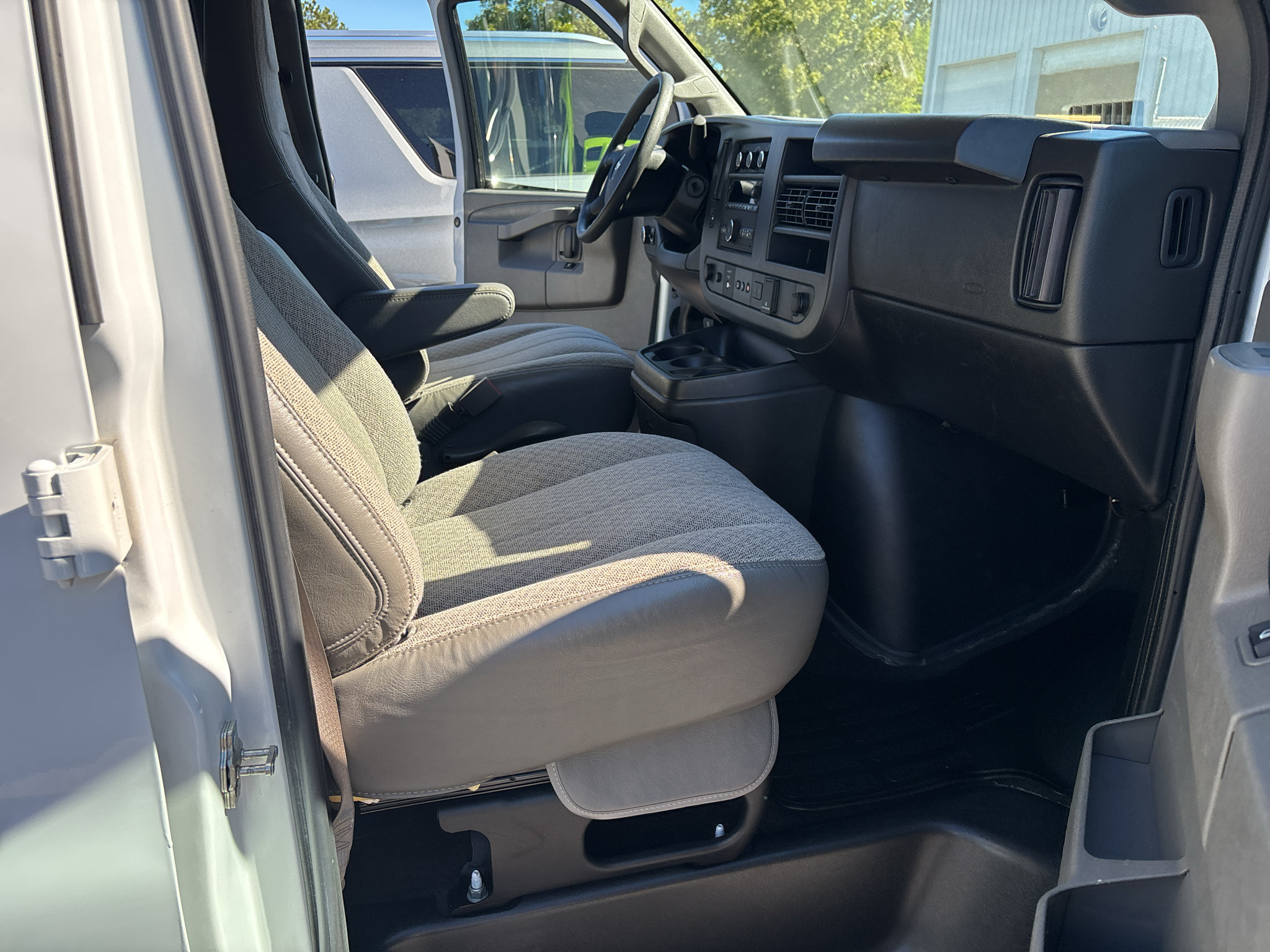 Used 2025 Chevrolet Express 3500 LT w/ LT Preferred Equipment Group RWD image 9