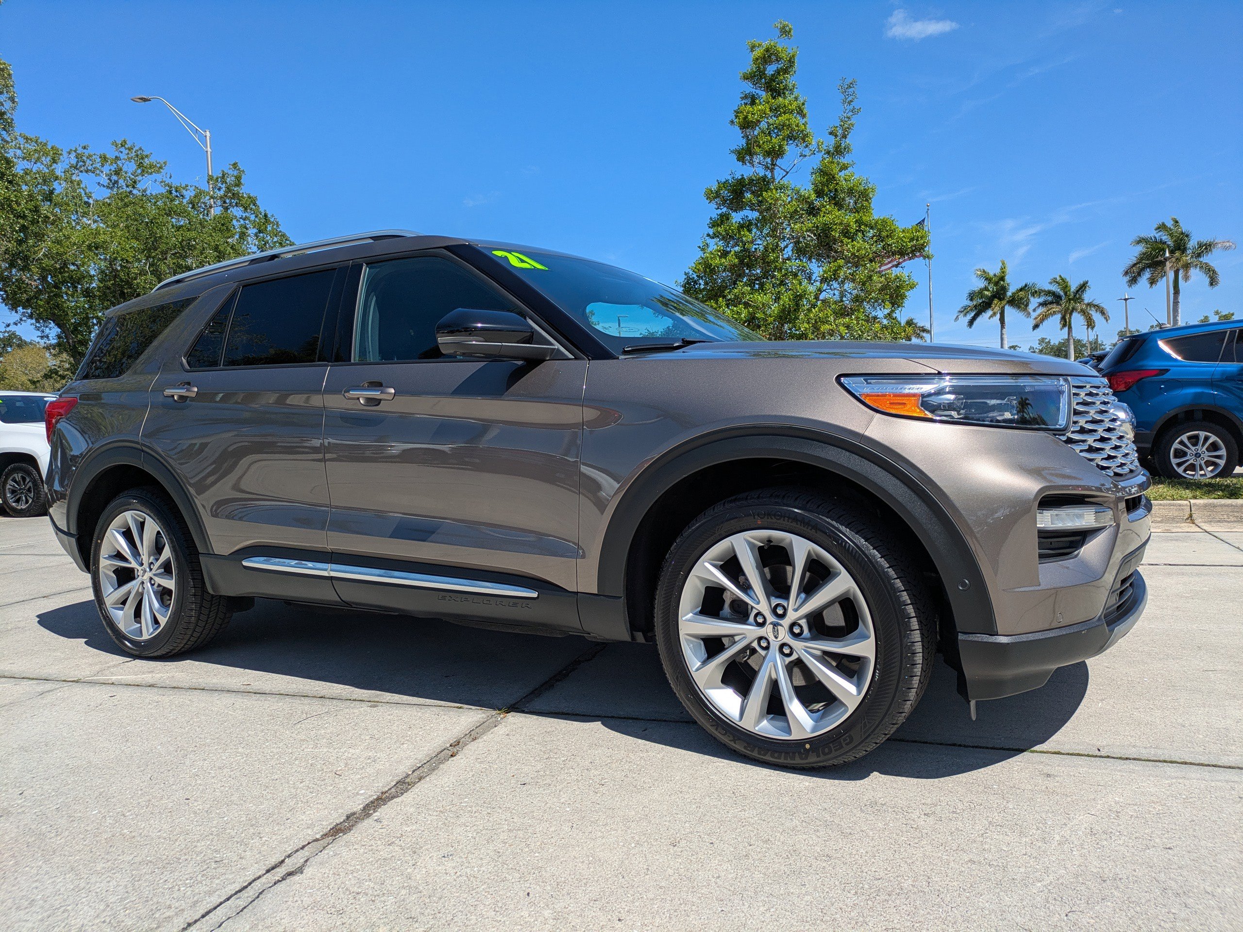 Certified 2021 Ford Explorer Platinum w/ Equipment Group 601A AWD/4WD image 2