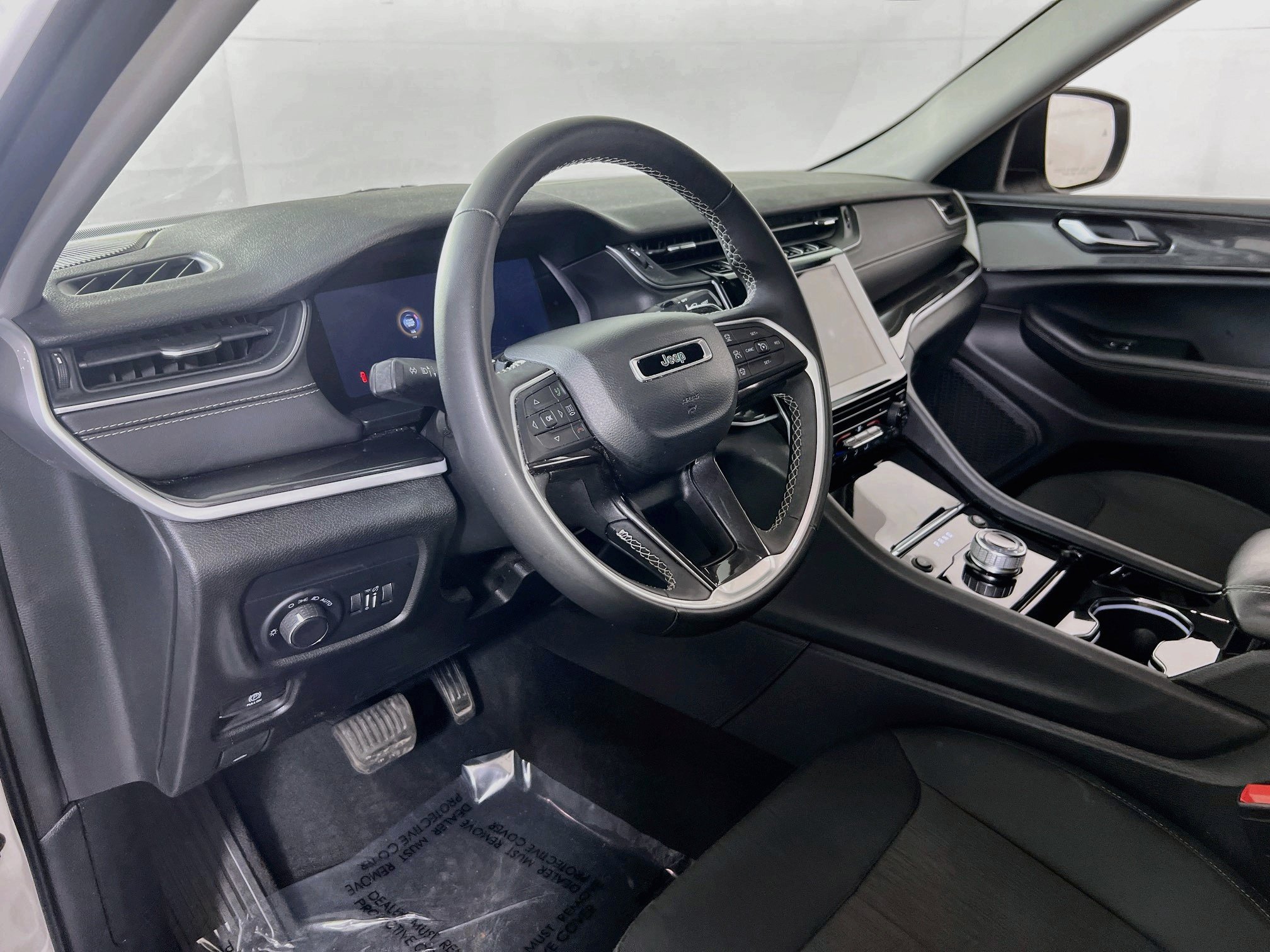 Used 2023 Jeep Grand Cherokee Laredo AWD/4WD image 9