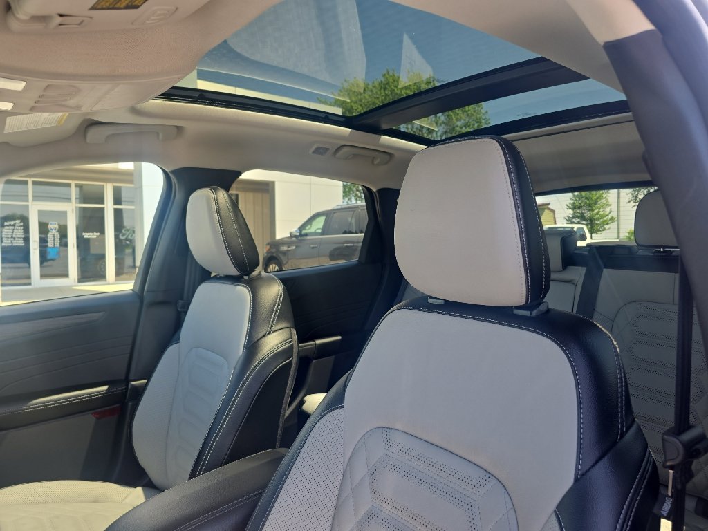 Used 2024 Ford Escape SE w/ PHEV Premium Package FWD image 8