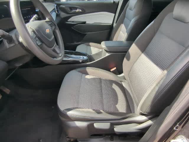 Used 2025 Chevrolet Trax LT FWD image 16