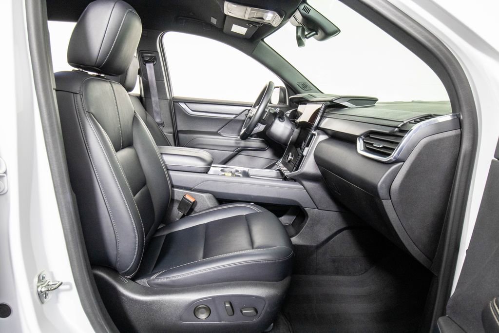 Used 2024 GMC Acadia Elevation image 9