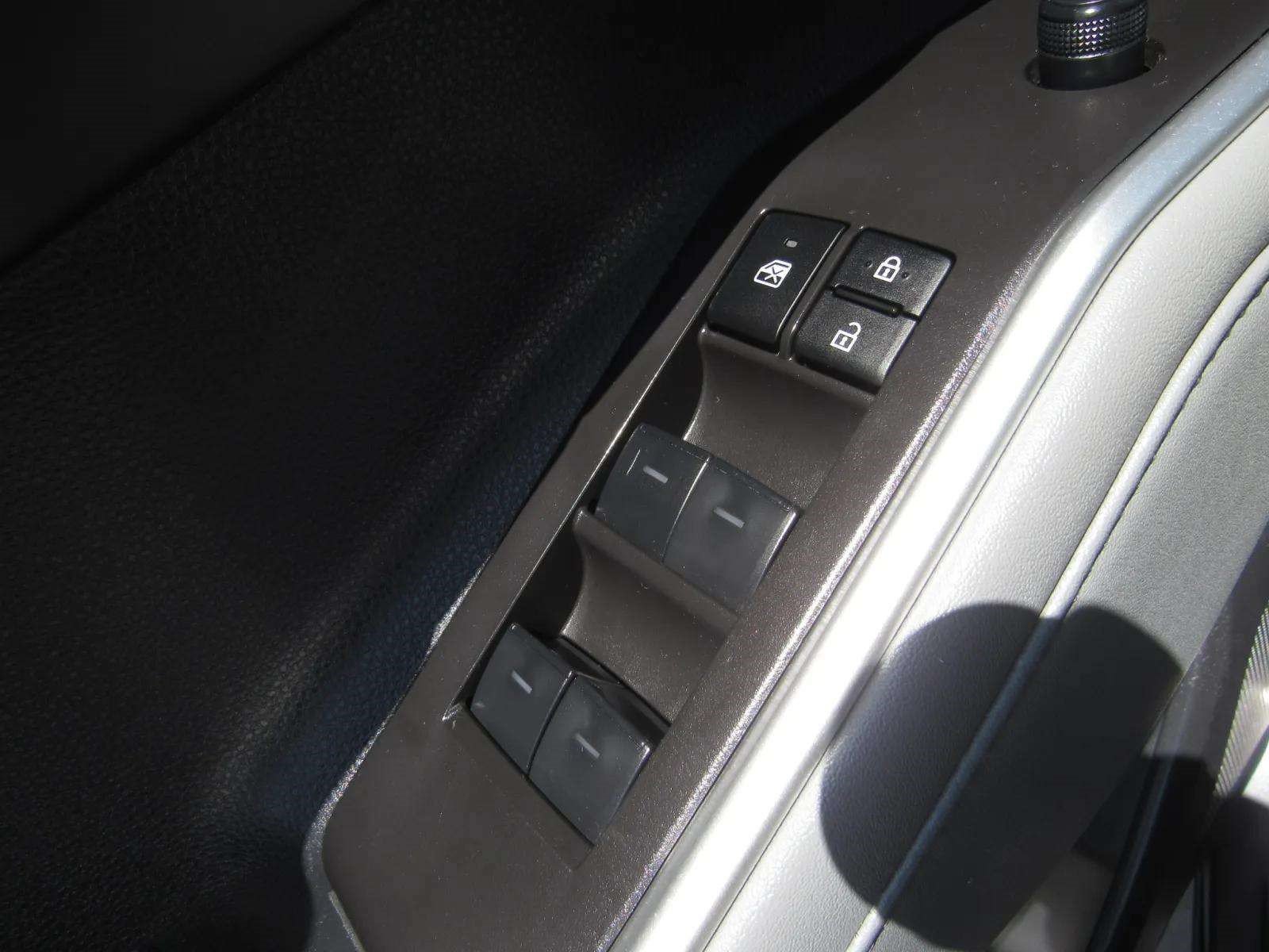 Used 2023 Toyota Highlander LE FWD image 21