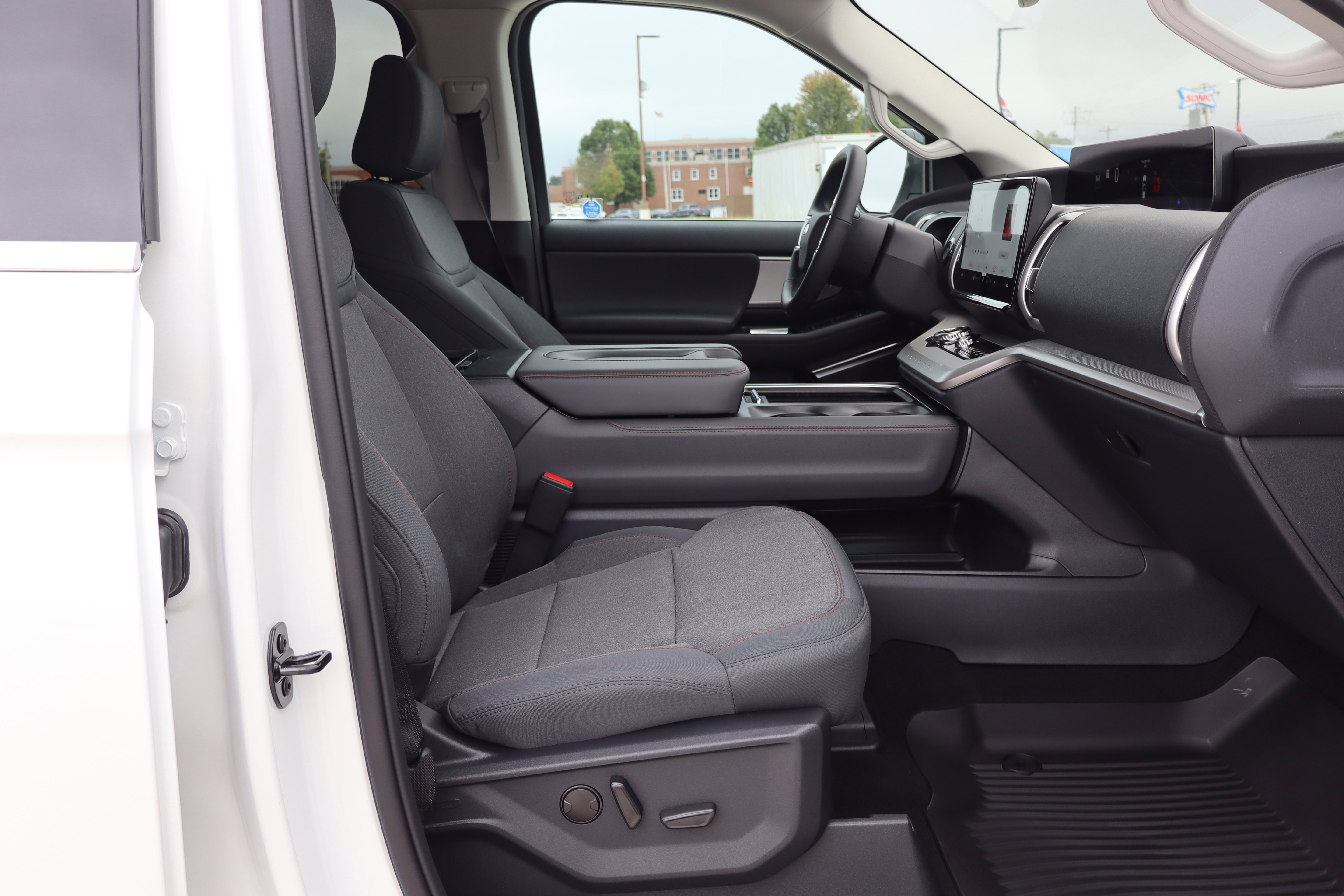 New 2025 Ford Expedition Active image 14