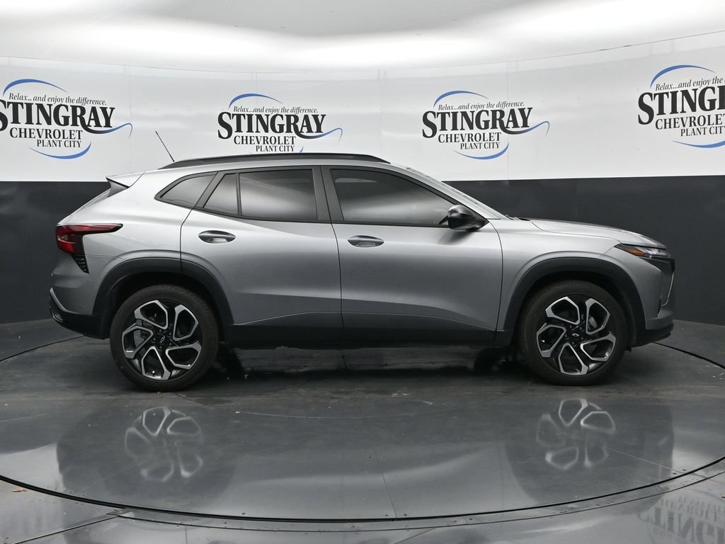 Used 2024 Chevrolet Trax RS w/ Sunroof Package FWD image 8