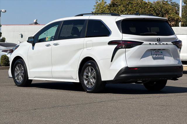Certified 2023 Toyota Sienna XLE FWD image 7