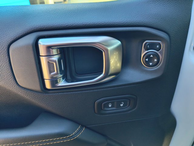 Used 2025 Jeep Wrangler Unlimited Sahara AWD/4WD image 17