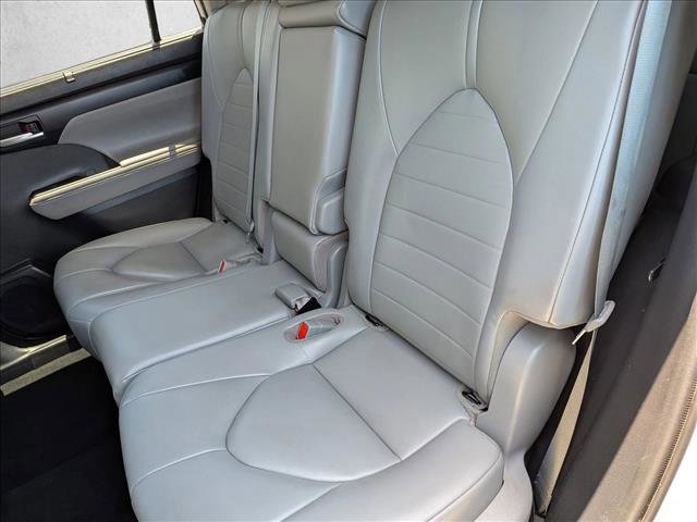 Used 2020 Toyota Highlander XLE AWD/4WD image 16