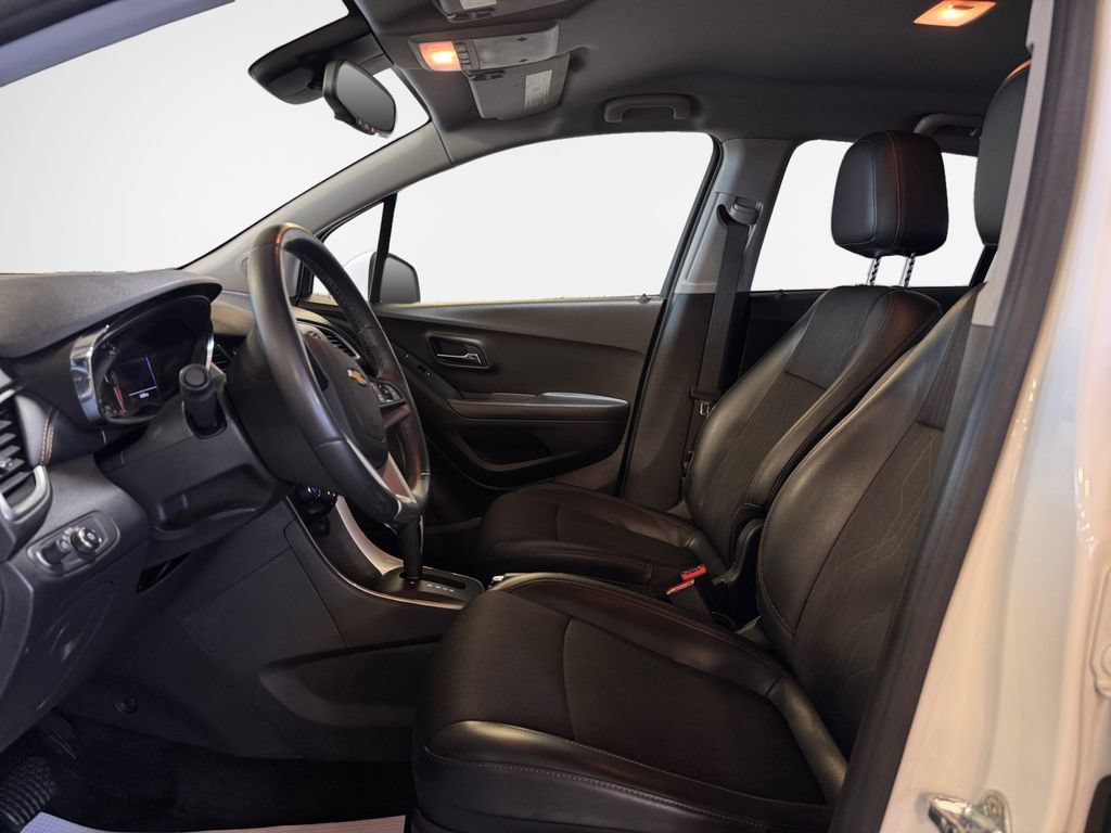Used 2019 Chevrolet Trax LT w/ LT Convenience Package AWD/4WD image 12