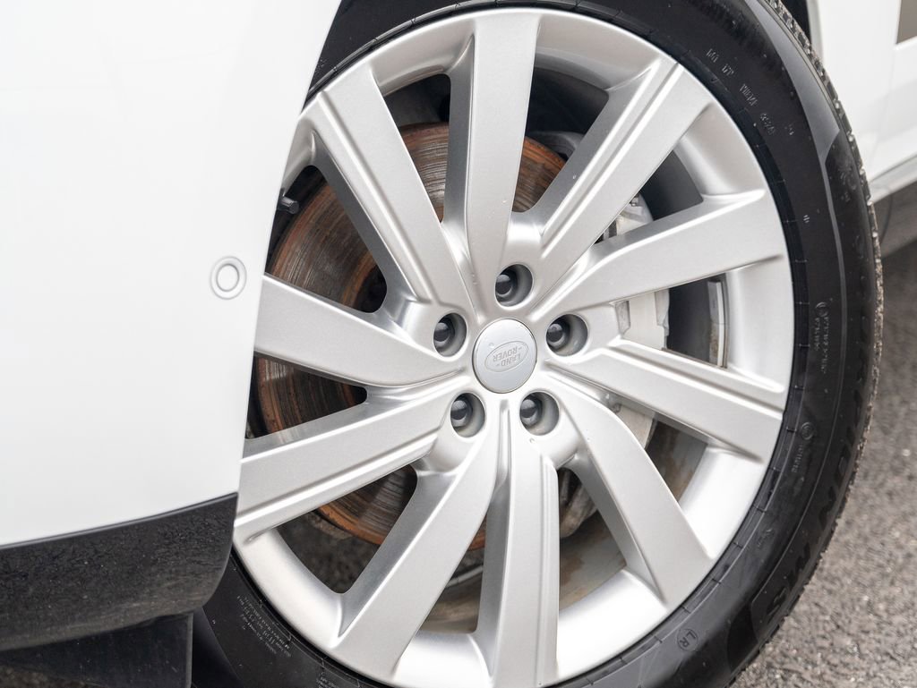 Certified 2025 Land Rover Range Rover SE image 9