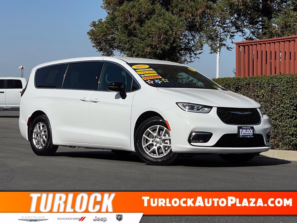 Used 2025 Chrysler Pacifica Select FWD image 1