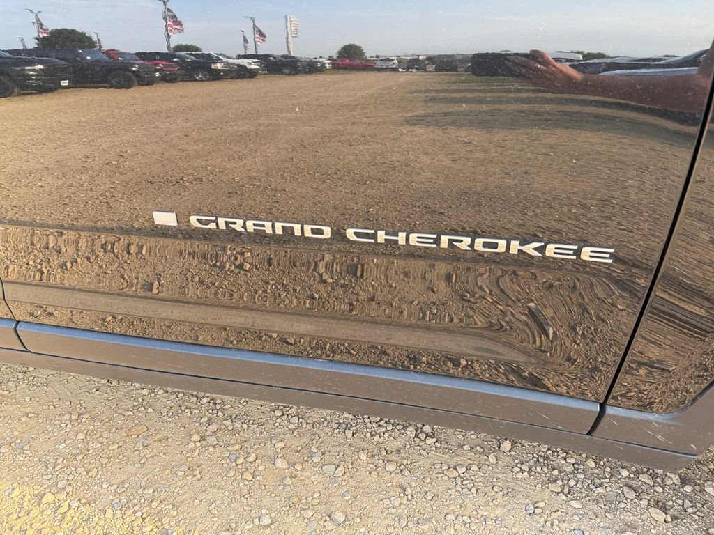 Used 2023 Jeep Grand Cherokee Limited w/ Luxury Tech Group II AWD/4WD image 47