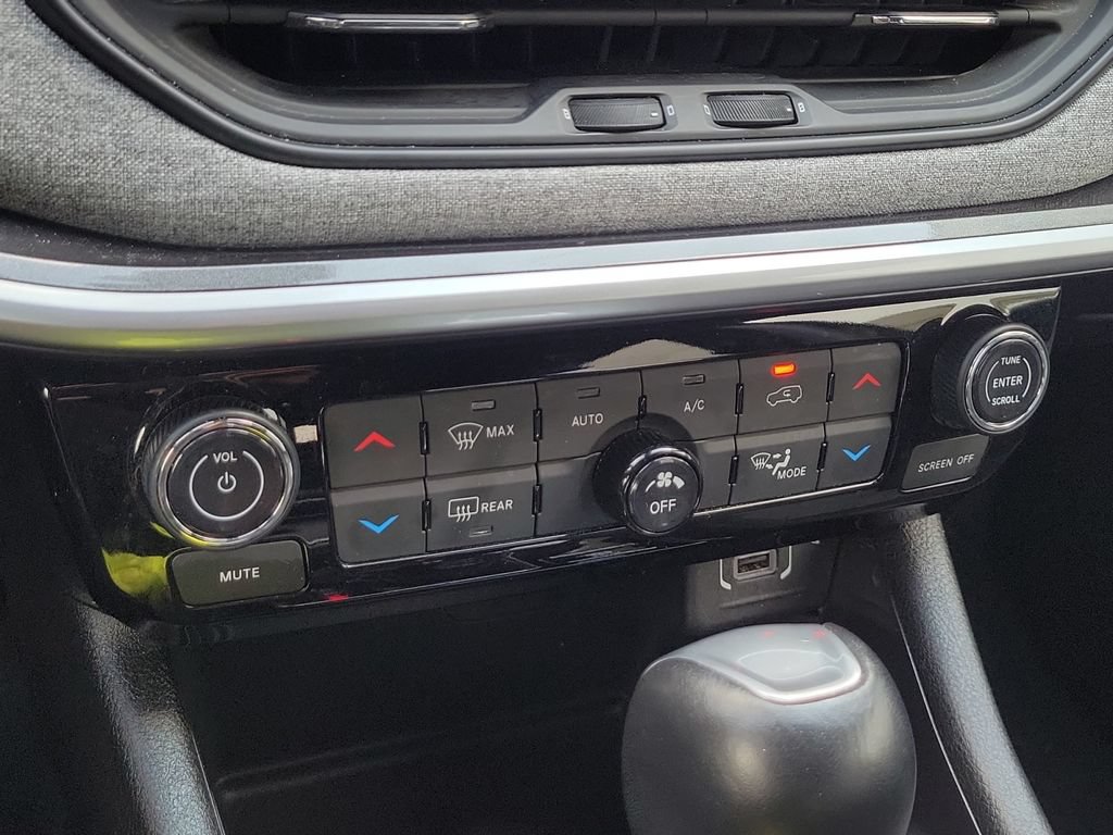 Used 2025 Jeep Compass Latitude w/ Sun & Sound Group AWD/4WD image 18