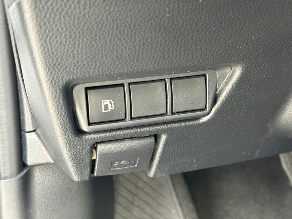 Used 2025 Toyota Prius XLE FWD image 25