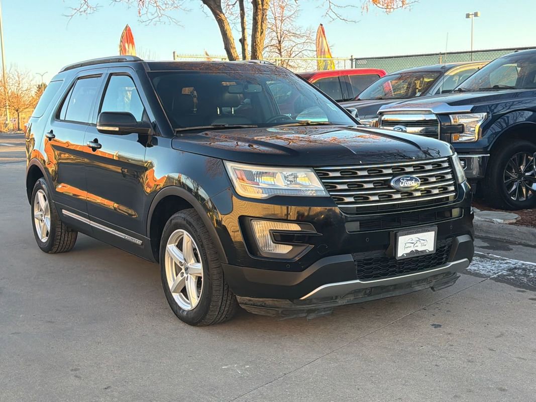 Used 2017 Ford Explorer XLT w/ Equipment Group 202A image 3