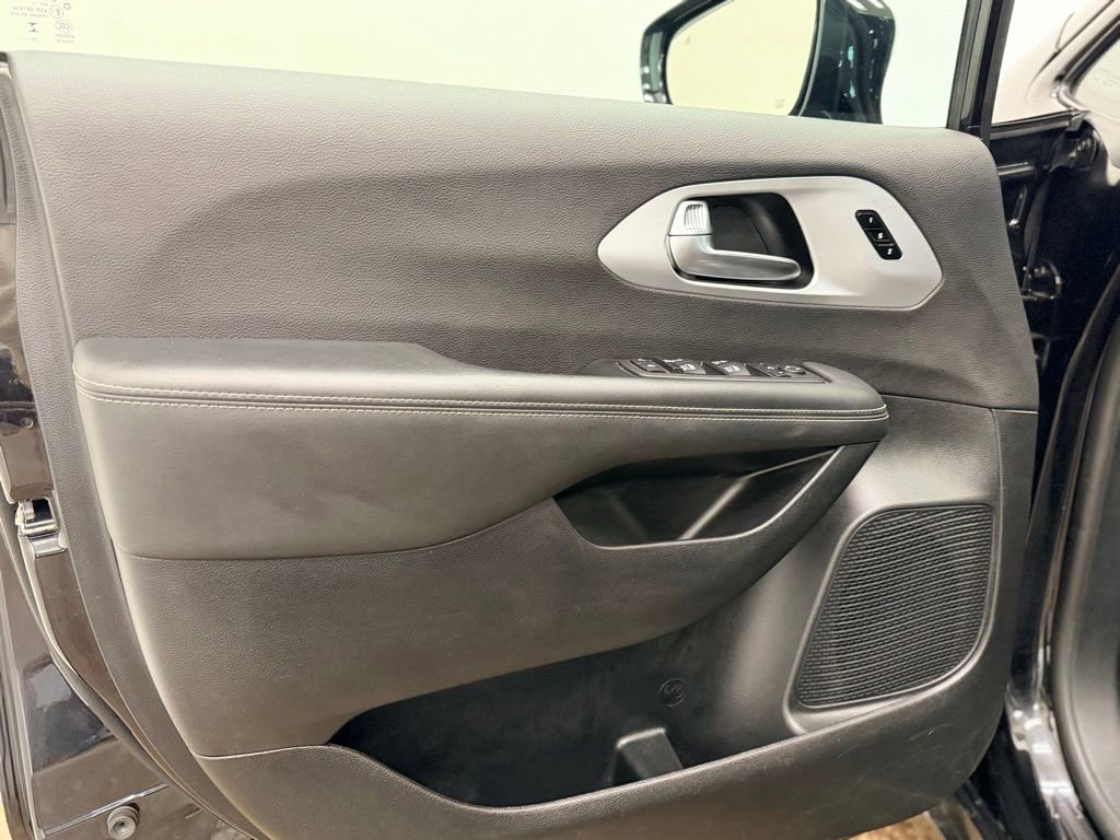 Used 2025 Chrysler Pacifica Limited FWD image 9