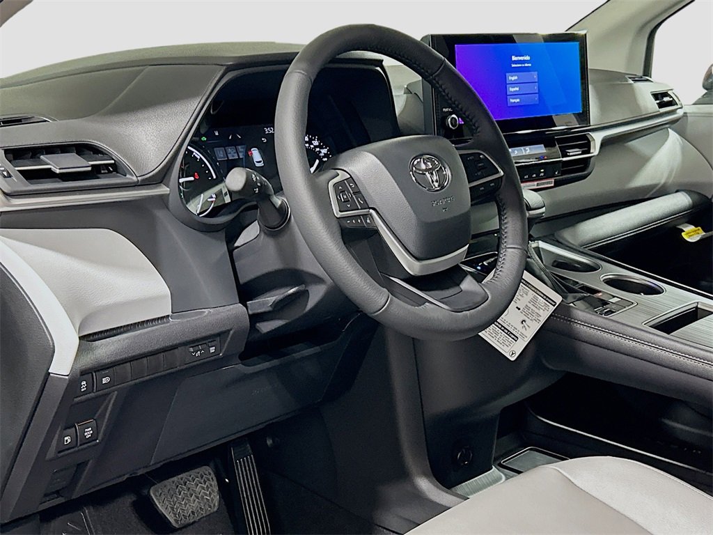 New 2026 Toyota Sienna XLE image 10